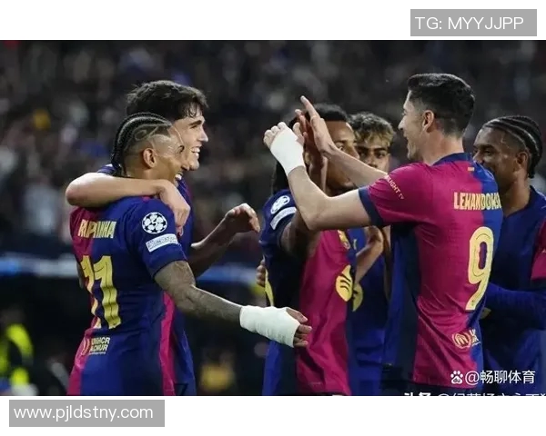 足球明星合影时的经典手势与瞬间分享，记录他们的友谊与激情时刻